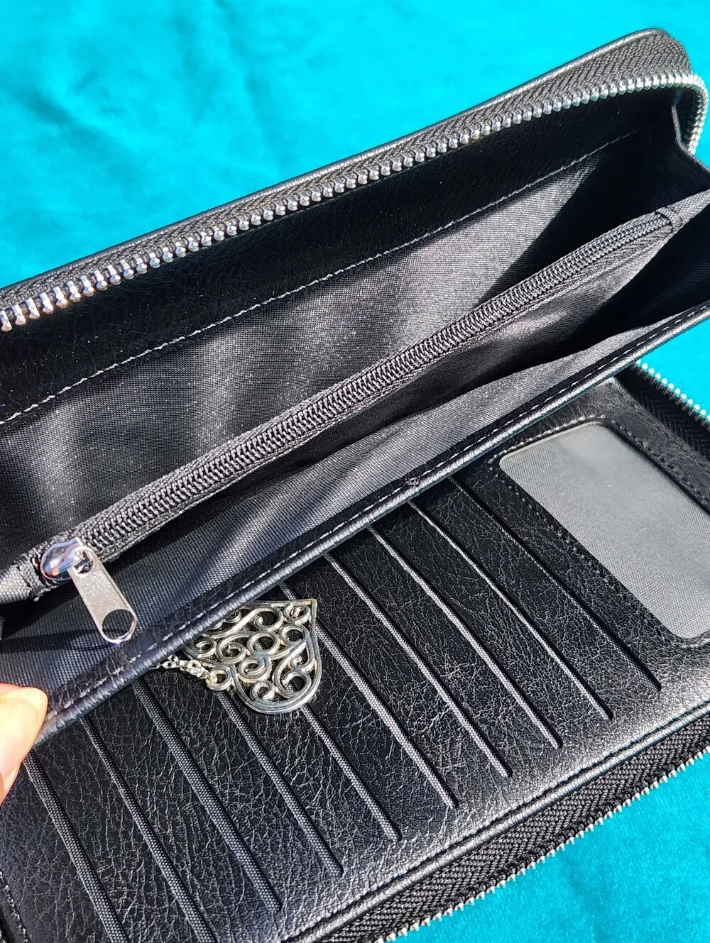 Black Long Wallet With Heart Charm NWOT - Picture 5 of 8